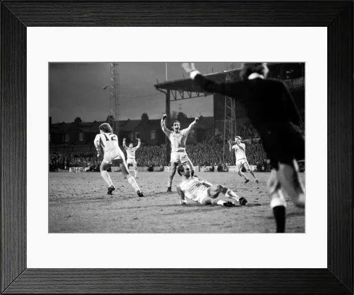 Framed Print : English League Division One match at Kenilworth Road. Luton Town 1 v Tottenham Hotspur 1 Framed Print : English League Division One match at Kenilworth Road. Luton Town 1 v Tottenham Hotspur 1