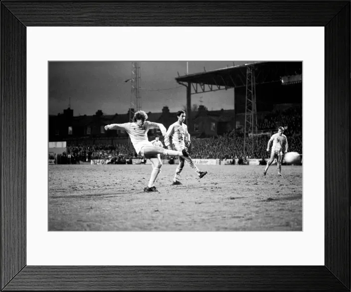 Framed Print : English League Division One match at Kenilworth Road. Luton Town 1 v Tottenham Hotspur 1
