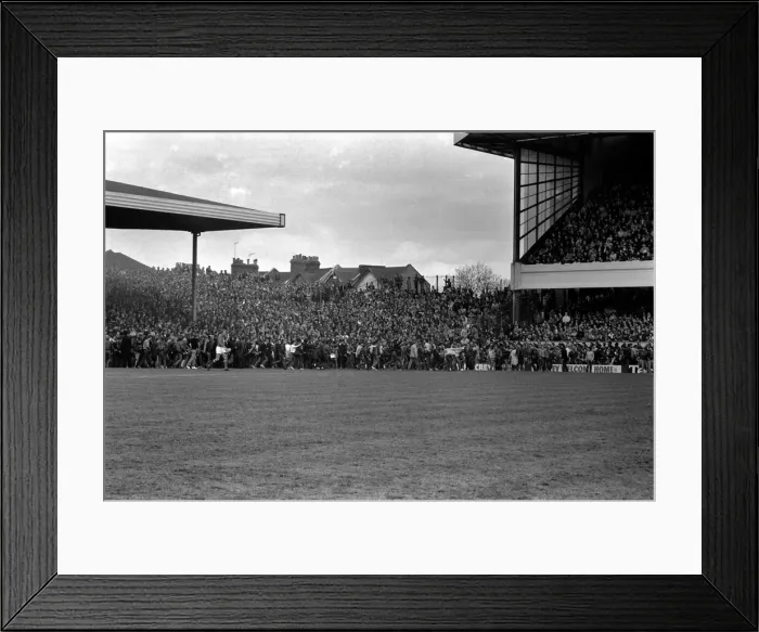 Framed Print : English League Division One match at Highbury. Arsenal 2 v West Ham United 0 Framed Print : English League Division One match at Highbury. Arsenal 2 v West Ham United 0