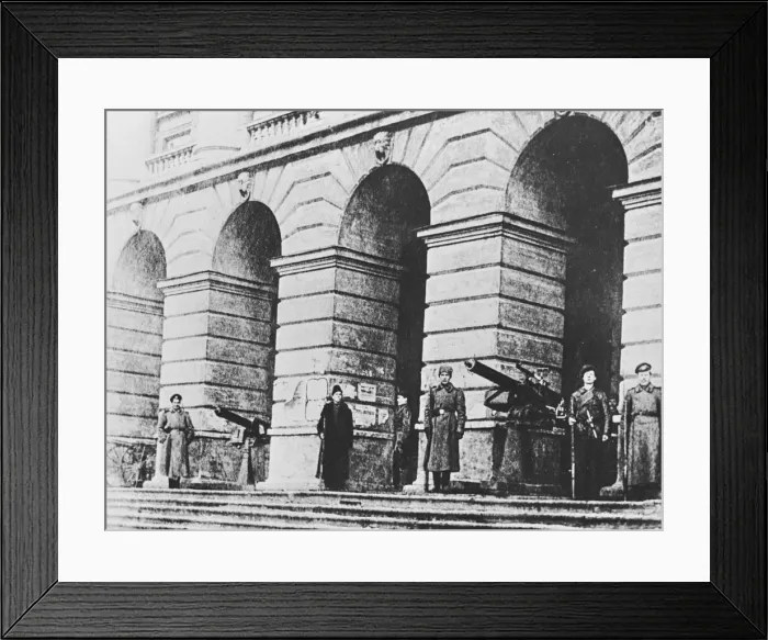 Framed Print : Russian Revolution. Red Guards at Smolny, St. Petersburg. October 1917 Framed Print : Russian Revolution. Red Guards at Smolny, St. Petersburg. October 1917
