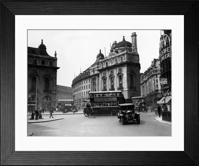 Framed Print : Steet scene showing the traffic in Picadilly Circus, Central London. Circa 1925 Framed Print : Steet scene showing the traffic in Picadilly Circus, Central London. Circa 1925