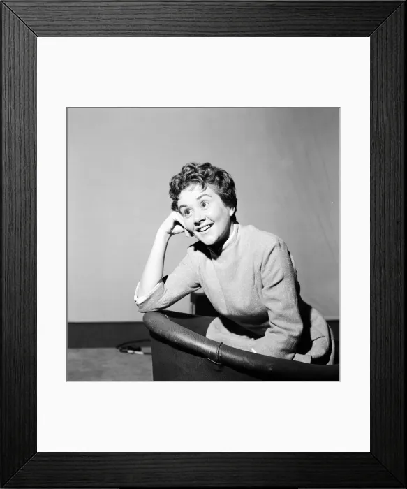 Framed Print : Sir Laurence Olivier rehearses wih his new leading lady Joan Plowright in John Framed Print : Sir Laurence Olivier rehearses wih his new leading lady Joan Plowright in John