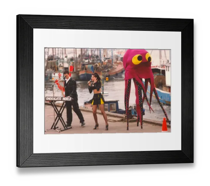 Framed Print : North East band Chocolate World give an outdoor gig on the Quayside - Kevin R