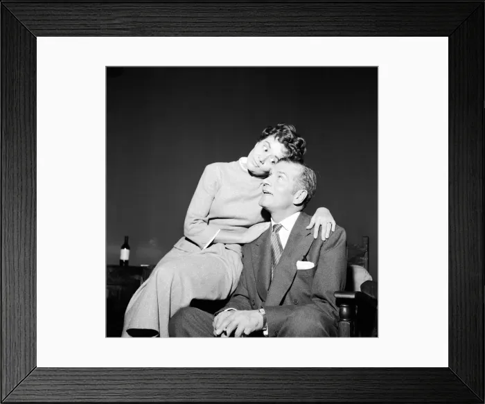 Framed Print : Sir Laurence Olivier rehearses wih his new leading lady Joan Plowright in John Framed Print : Sir Laurence Olivier rehearses wih his new leading lady Joan Plowright in John