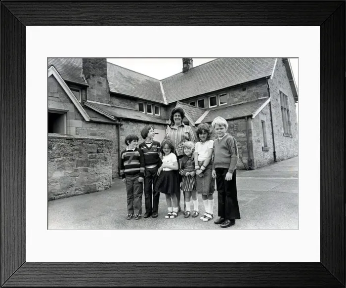 Framed Print : Rennington School, 2nd July 1982. Headteacher Betty Wight with the last six pupils Framed Print : Rennington School, 2nd July 1982. Headteacher Betty Wight with the last six pupils