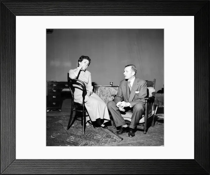 Framed Print : Sir Laurence Olivier rehearses wih his new leading lady Joan Plowright in John Framed Print : Sir Laurence Olivier rehearses wih his new leading lady Joan Plowright in John
