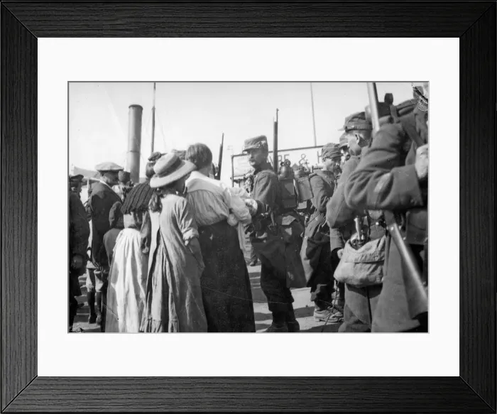 Framed Print : French reinforcements of the 6th Army arriving at Le Harve before moving up to the front Framed Print : French reinforcements of the 6th Army arriving at Le Harve before moving up to the front