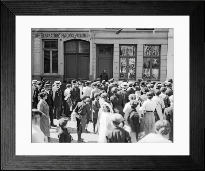 Framed Print : A crowd gather outside a house being searched for German spies by the police