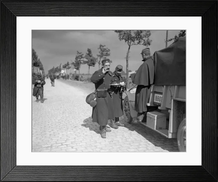 Framed Print : Belgian soldiers marching up to the front seen here passing hastily written letters to a Framed Print : Belgian soldiers marching up to the front seen here passing hastily written letters to a