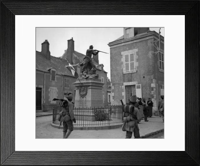 Framed Print : Troops from the 3rd Indian Division moving up to the front admire the statue of a Framed Print : Troops from the 3rd Indian Division moving up to the front admire the statue of a