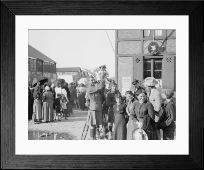 Framed Print : British Expeditionary Force august 1914 French women intrested in the Highlanders Framed Print : British Expeditionary Force august 1914 French women intrested in the Highlanders