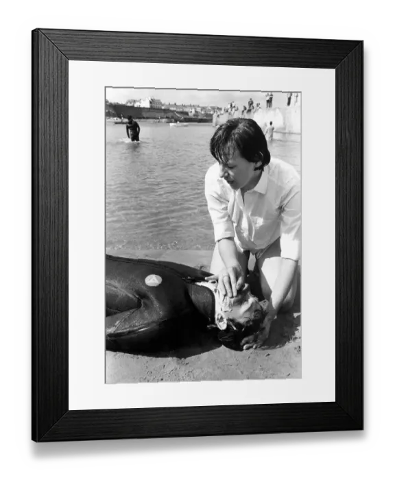 Framed Print : The kiss of life for Philip Atess of B Division, Darlington from Houghton-le-Spring Framed Print : The kiss of life for Philip Atess of B Division, Darlington from Houghton-le-Spring