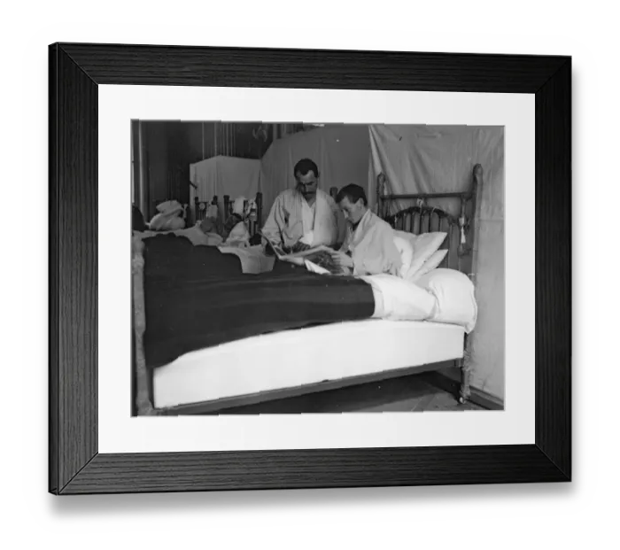 Framed Print : Soldiers recovering from their wounds catch up with the news at the British Women