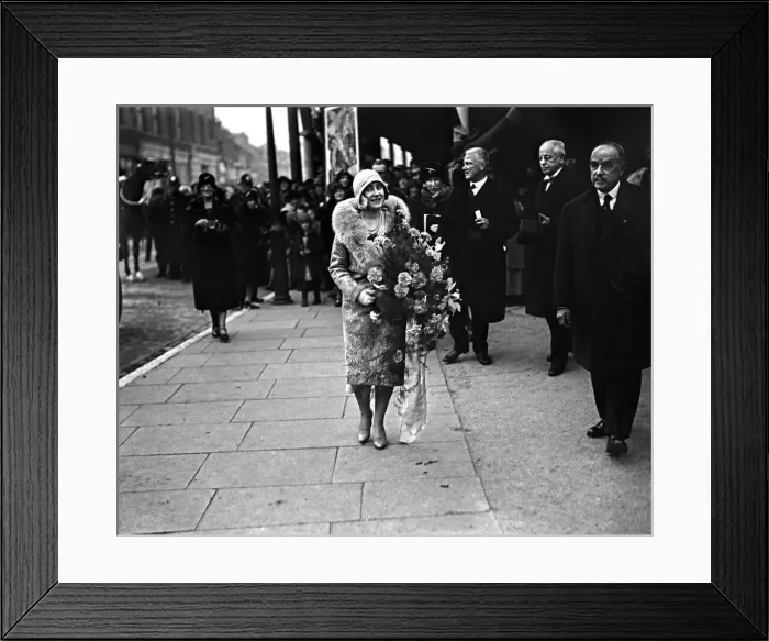 Framed Print : The Queen Mother amongst crowds in November 1929 Framed Print : The Queen Mother amongst crowds in November 1929