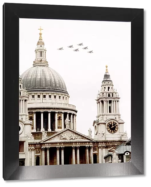 Wars Gulf 6 Tornados in a victory fly past over St Pauls Cathedral in London