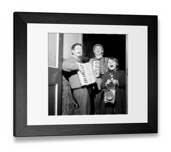 Framed Print : Three Carol singers from Canton, Cardiff, who tour the neighbourhood at Christmas time