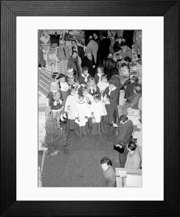 Framed Print : A choir of children from the apple growing region of Kent came to London Framed Print : A choir of children from the apple growing region of Kent came to London