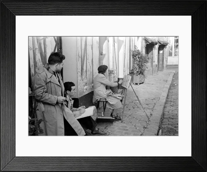 Framed Print : Street artists painting Scare Coeur Paris Framed Print : Street artists painting Scare Coeur Paris