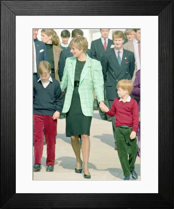 Framed Print : Princess Diana with Prince Harry and William board a Candian military helicopter after Framed Print : Princess Diana with Prince Harry and William board a Candian military helicopter after