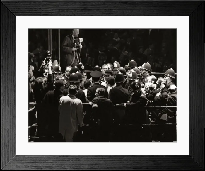 Framed Print : World heavyweight title fight between American champion Cassius Clay