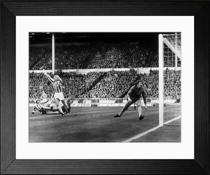 Framed Print : 1972 League Cup Final at Wembley Stadium. Stoke City 2 v Chelsea 1 Framed Print : 1972 League Cup Final at Wembley Stadium. Stoke City 2 v Chelsea 1
