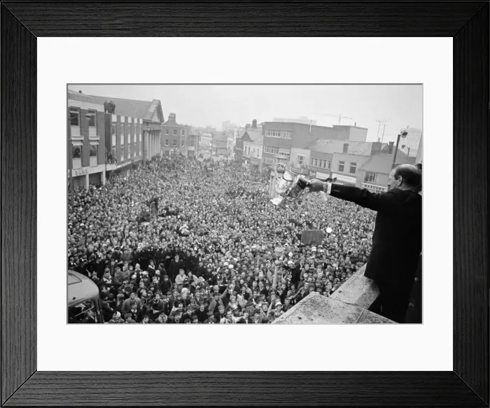 Framed Print : League Cup Final 1969. Swindon Town arrive home with the League Cup