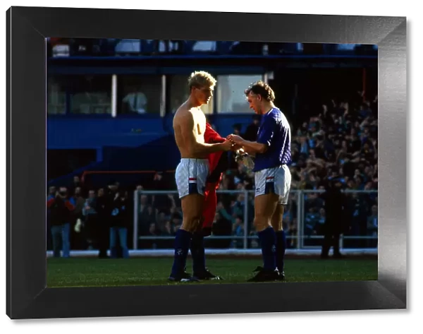 Rangers versus Celtic Chris Woods gives jersey to Graham Roberts October 1987
