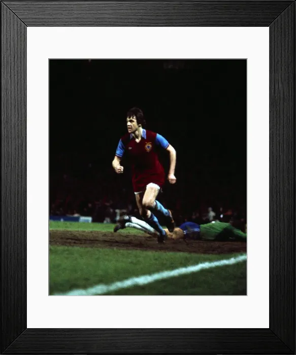 Framed Print : 1977 League Cup Final Second Replay at Old Trafford. Aston Villa 3 v Everton 2 aet Framed Print : 1977 League Cup Final Second Replay at Old Trafford. Aston Villa 3 v Everton 2 aet