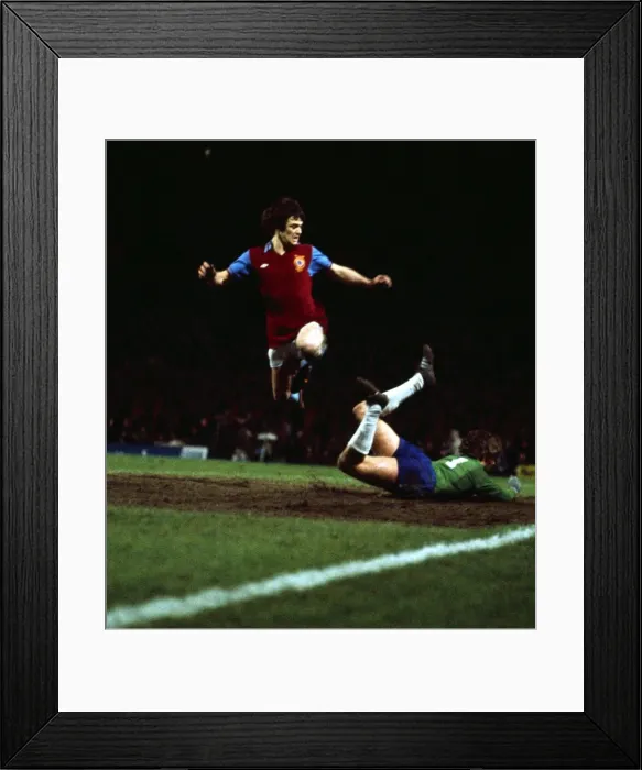 Framed Print : 1977 League Cup Final Second Replay at Old Trafford. Aston Villa 3 v Everton 2 aet Framed Print : 1977 League Cup Final Second Replay at Old Trafford. Aston Villa 3 v Everton 2 aet