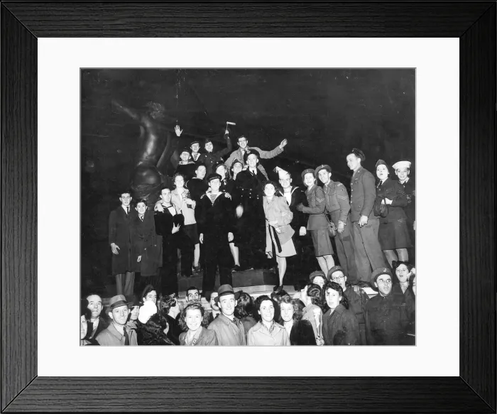 Framed Print : Crowd climbing on the Queen Victoria memorial outside Buckingham Palace London on VE Day Framed Print : Crowd climbing on the Queen Victoria memorial outside Buckingham Palace London on VE Day