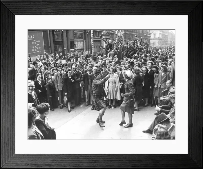 Framed Print : Canadian Seaforth Highlander dancing with an ATS girl in London during VE-Day victory Framed Print : Canadian Seaforth Highlander dancing with an ATS girl in London during VE-Day victory
