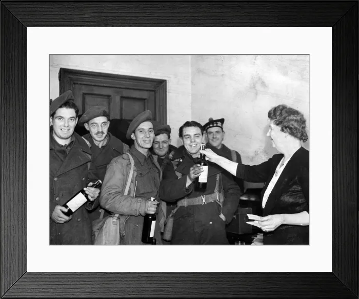 Framed Print : Second World War January 1945 Servicemen on leave receive bottle of whisky Framed Print : Second World War January 1945 Servicemen on leave receive bottle of whisky