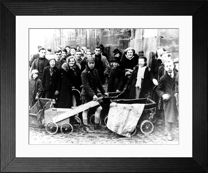 Framed Print : World War Two - Children wait to be evacuated from a Scottish town to avoid air raids Framed Print : World War Two - Children wait to be evacuated from a Scottish town to avoid air raids