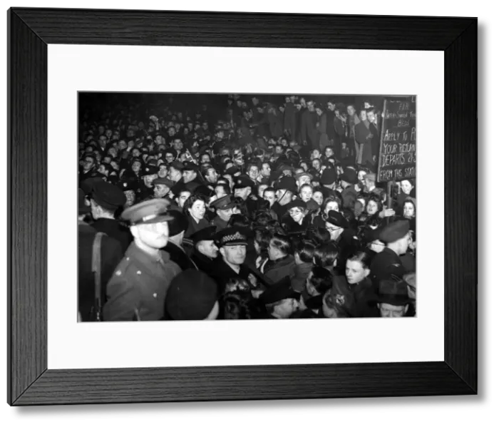 Framed Print : Second World War January 1945 Queens Street Station Glasgow Crowds welcome Framed Print : Second World War January 1945 Queens Street Station Glasgow Crowds welcome