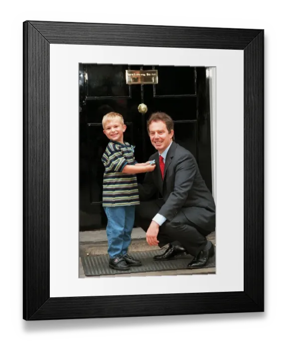 Framed Print : Recovered cancer patient Alexander Taylor (4 ) from Staffordshire presents Prime Minister