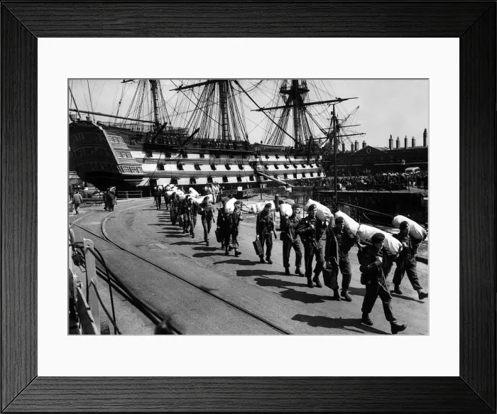 Framed Print : Troops Army Soldiers June 1951 Paratroopers marching with their kit in the naval Framed Print : Troops Army Soldiers June 1951 Paratroopers marching with their kit in the naval