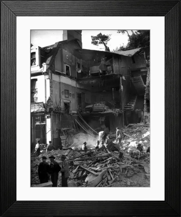 Framed Print : WW2 bomb damage to building in Yarmouth, Norfolk, East Anglia during the second World War