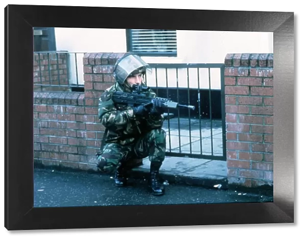 Army Belfast soldier takes aim with his rifle 1990