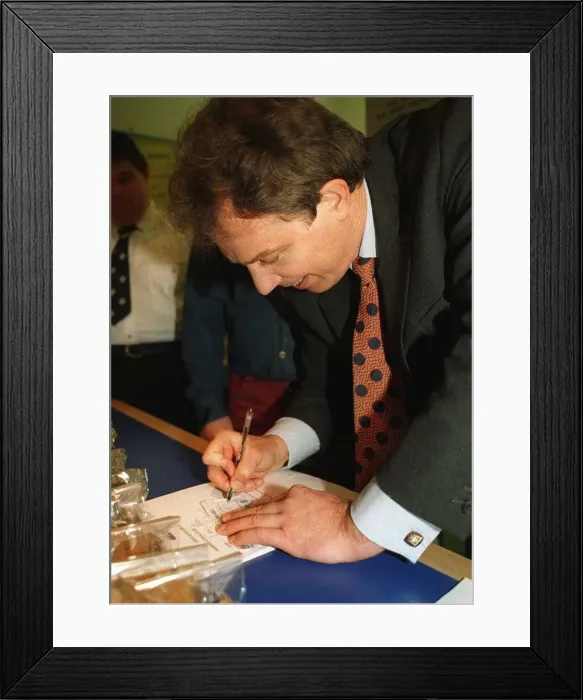 Framed Print : Tony Blair MP autographs £5 Note Five Pounds. April 1997 Framed Print : Tony Blair MP autographs £5 Note Five Pounds. April 1997