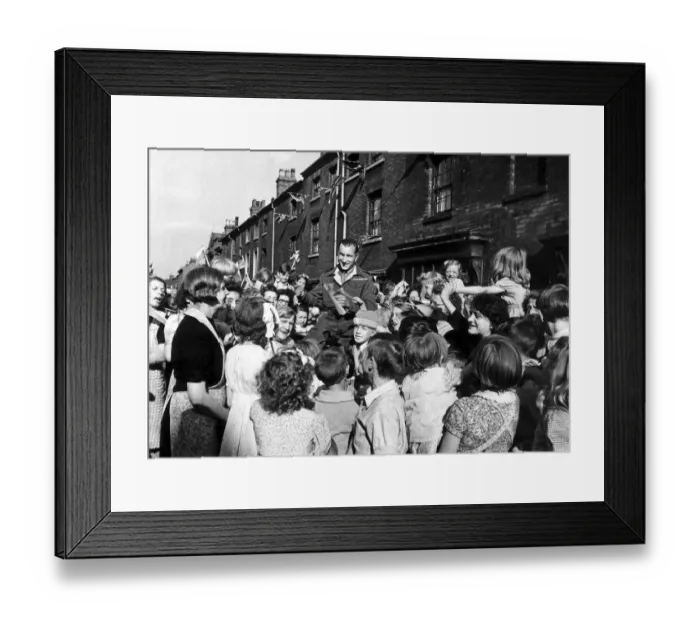 Framed Print : 30 Year Old Pte Jim Kavangh of Edward Street Birmingham could not get home for VJ Day so
