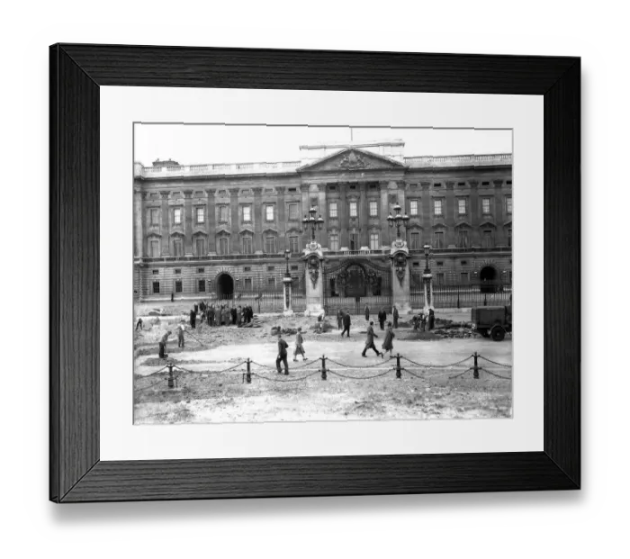 Framed Print : Workmen clear up the rubble outside Buckingham Palace after a daylight raid in 1940 Framed Print : Workmen clear up the rubble outside Buckingham Palace after a daylight raid in 1940