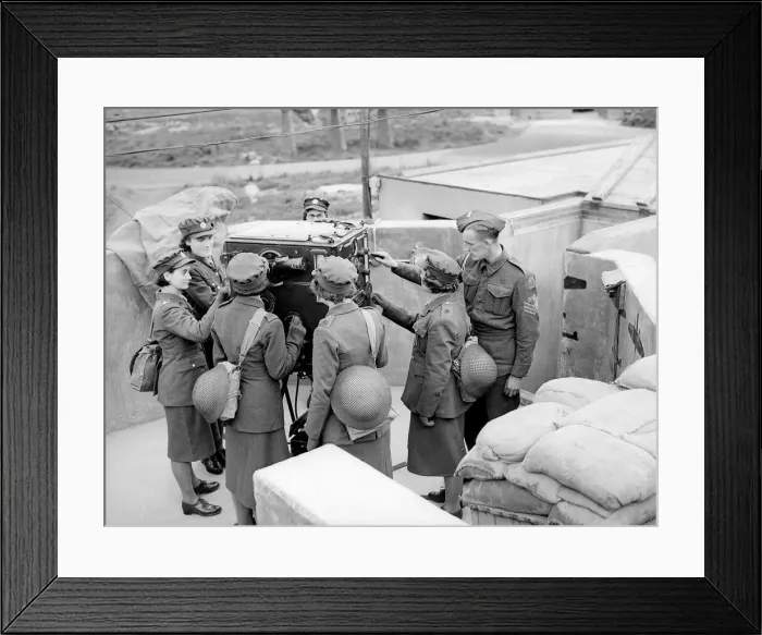 Framed Print : ATS recruits look through a ranging device during 1941 Women doing mens jobs