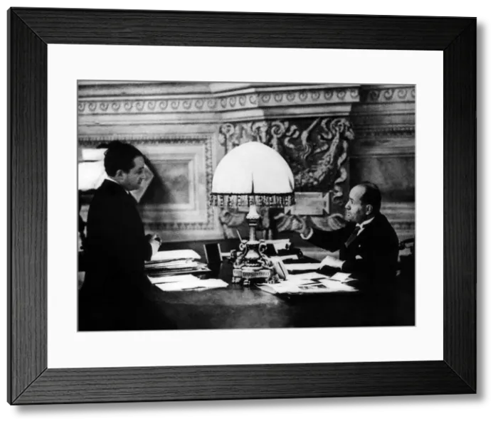 Framed Print : WW2: Benito Mussolini seen here in a lively discussion with the Chief of the Newspaper Framed Print : WW2: Benito Mussolini seen here in a lively discussion with the Chief of the Newspaper