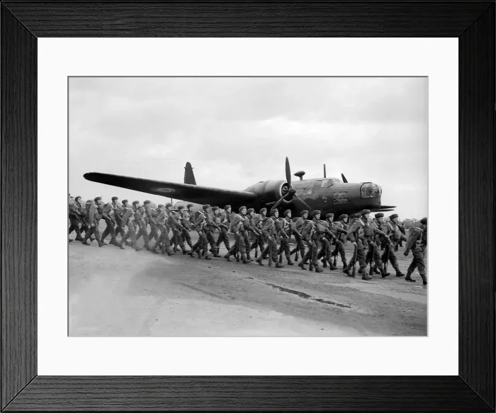 Framed Print : British Paratroopers Army Soldiers WW2 1939-1945 Parachute regiment Framed Print : British Paratroopers Army Soldiers WW2 1939-1945 Parachute regiment
