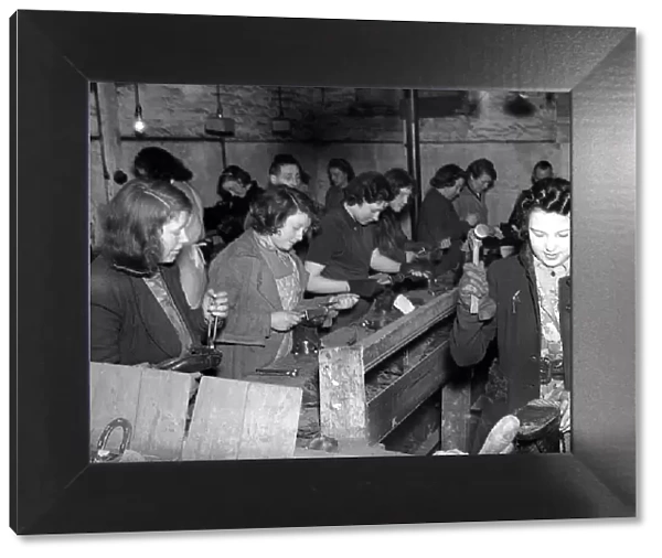 Women Shoe Menders during WW2 - 1941 Women doing mens jobs during the war