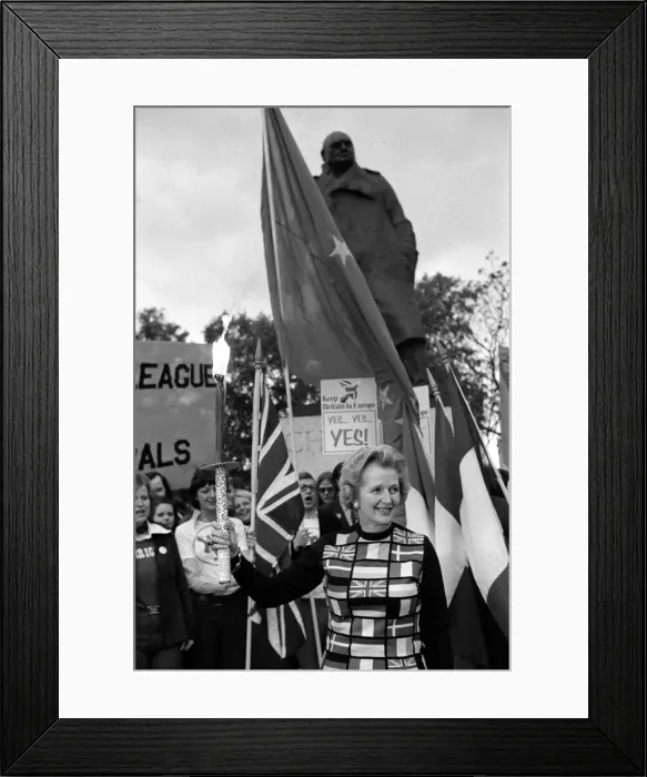 Framed Print : Mrs Margaret Thatcher March 1975 holding the European flag under the statue of Sir Framed Print : Mrs Margaret Thatcher March 1975 holding the European flag under the statue of Sir