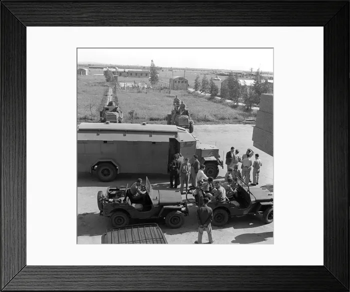 Framed Print : Palestine British Army 1947 Soldiers of the British Army prepare to escort an