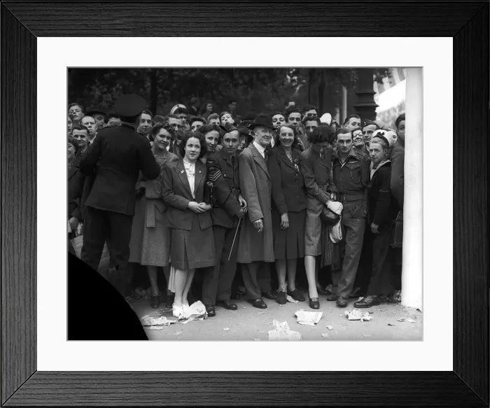 Framed Print : Crowds in London attend the Victory parade to celebrate the end of WW2 in Europe