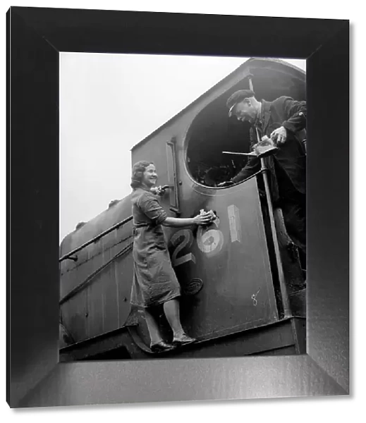 Women Engine Cleaners during WW2 - 1941 Women doing mens jobs during the war