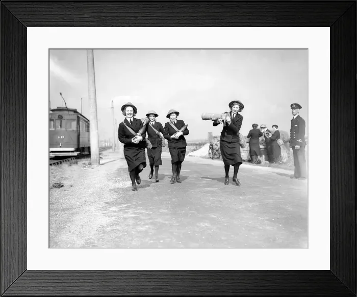 Framed Print : Wrens carrying shells to a shore battery on the South Coast 1941 Women doing mens